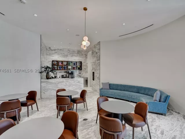 2-bedroom condo for sale in Aventura - 3250 NE 188th St 501 - MondialRealty