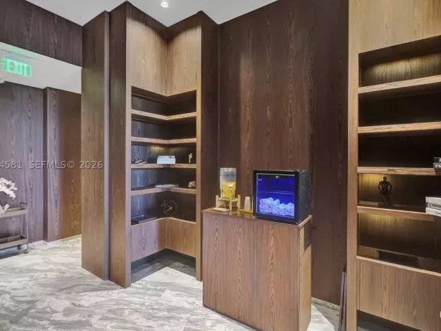 2-bedroom condo for sale in Aventura - 3250 NE 188th St 501 - MondialRealty