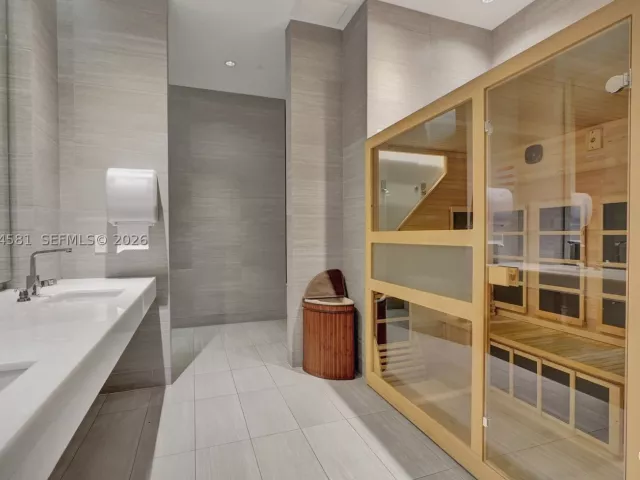 2-bedroom condo for sale in Aventura - 3250 NE 188th St 501 - MondialRealty