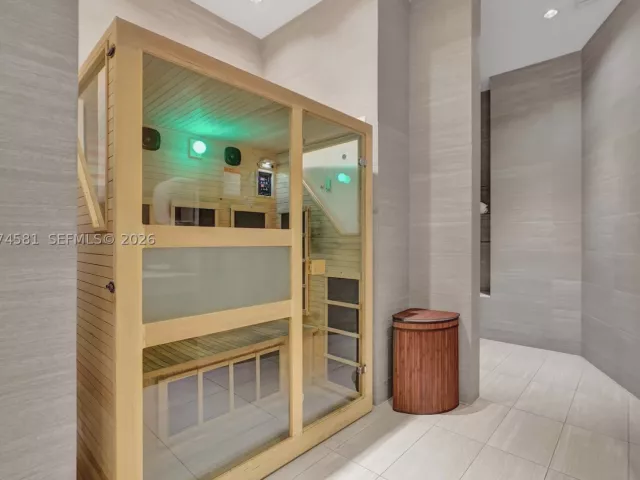 2-bedroom condo for sale in Aventura - 3250 NE 188th St 501 - MondialRealty