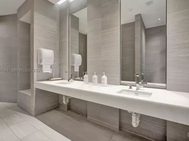 2-bedroom condo for sale in Aventura - 3250 NE 188th St 501 - MondialRealty