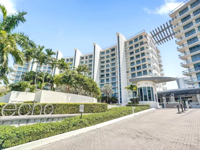2-bedroom condo for sale in Aventura - 3250 NE 188th St 501 - MondialRealty