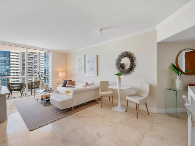 1-bedroom condo for sale in Miami Beach -  - MondialRealty