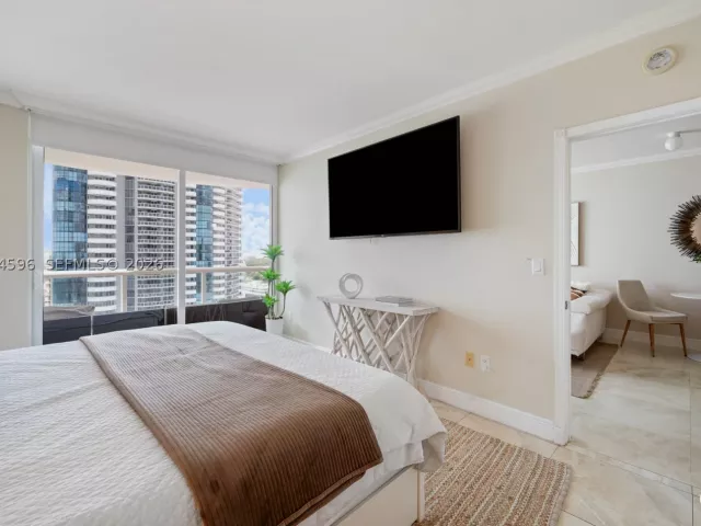 1-bedroom condo for sale in Miami Beach -  - MondialRealty