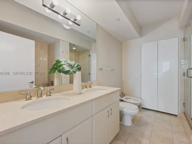 1-bedroom condo for sale in Miami Beach -  - MondialRealty