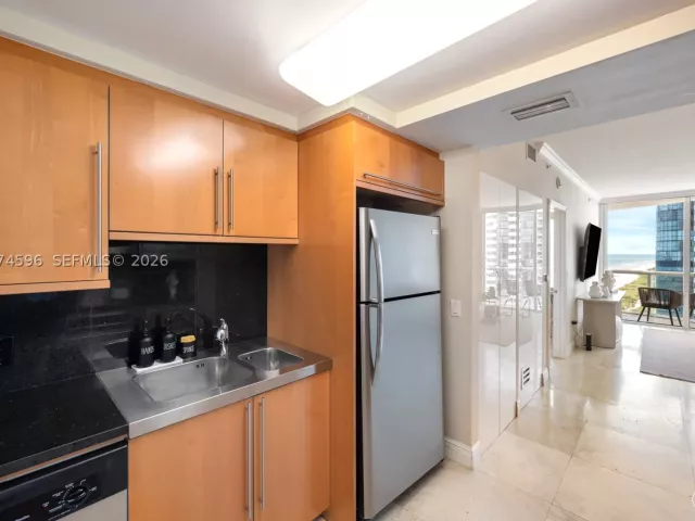 1-bedroom condo for sale in Miami Beach -  - MondialRealty