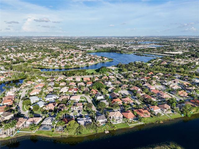 4-bedroom home for sale in Pembroke Pines - 1108 NW 180th Ave - MondialRealty