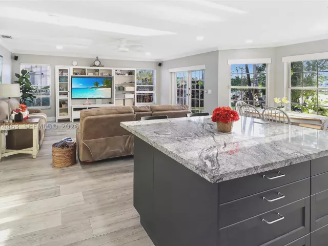 4-bedroom home for sale in Pembroke Pines - 1108 NW 180th Ave - MondialRealty