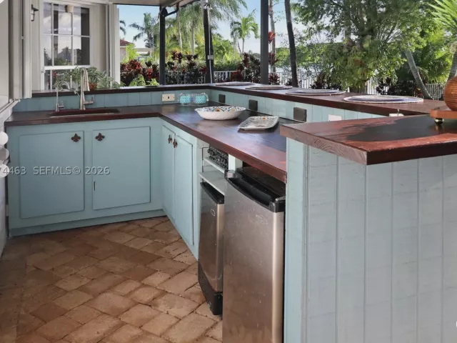 4-bedroom home for sale in Pembroke Pines - 1108 NW 180th Ave - MondialRealty