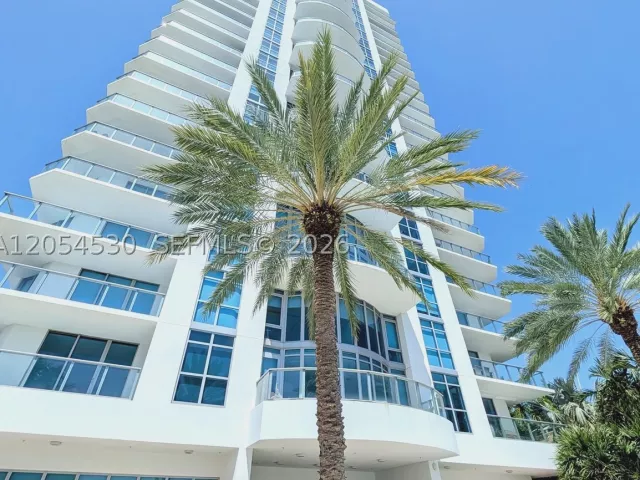 3-bedroom condo for sale in North Miami Beach - 17301 Biscayne Blvd 1501 - MondialRealty