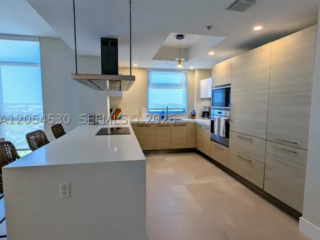 3-bedroom condo for sale in North Miami Beach - 17301 Biscayne Blvd 1501 - MondialRealty