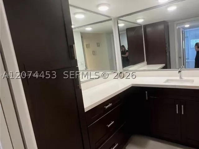 2-bedroom condo for rent in Miami Beach - 6039 Collins Ave 423 - MondialRealty