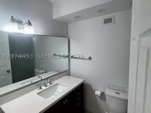 2-bedroom condo for rent in Miami Beach - 6039 Collins Ave 423 - MondialRealty