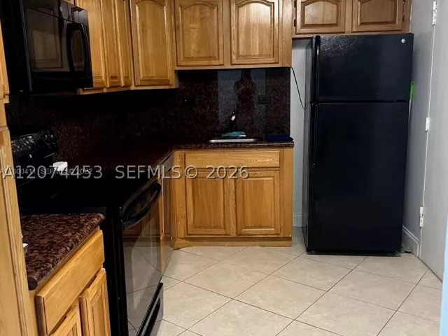 2-bedroom condo for rent in Miami Beach - 6039 Collins Ave 423 - MondialRealty