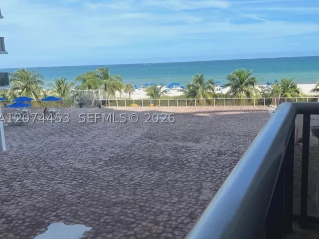 2-bedroom condo for rent in Miami Beach - 6039 Collins Ave 423 - MondialRealty