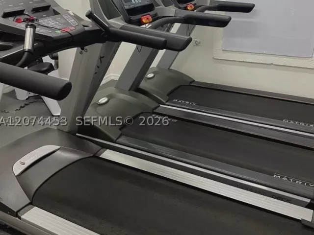 2-bedroom condo for rent in Miami Beach - 6039 Collins Ave 423 - MondialRealty
