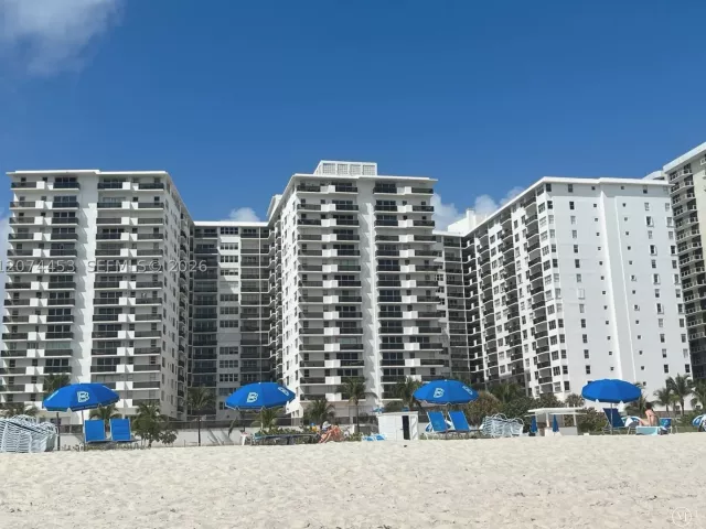2-bedroom condo for rent in Miami Beach - 6039 Collins Ave 423 - MondialRealty