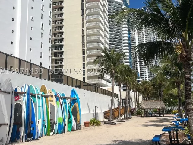 2-bedroom condo for rent in Miami Beach - 6039 Collins Ave 423 - MondialRealty
