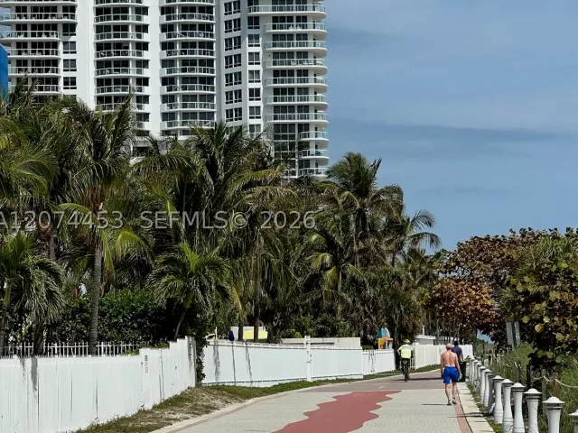 2-bedroom condo for rent in Miami Beach - 6039 Collins Ave 423 - MondialRealty