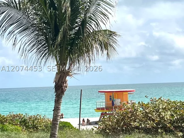 2-bedroom condo for rent in Miami Beach - 6039 Collins Ave 423 - MondialRealty