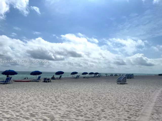 2-bedroom condo for rent in Miami Beach - 6039 Collins Ave 423 - MondialRealty