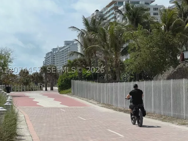 2-bedroom condo for rent in Miami Beach - 6039 Collins Ave 423 - MondialRealty