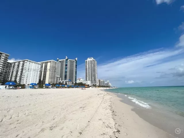 2-bedroom condo for rent in Miami Beach - 6039 Collins Ave 423 - MondialRealty