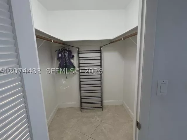 2-bedroom condo for rent in Miami Beach - 6039 Collins Ave 423 - MondialRealty