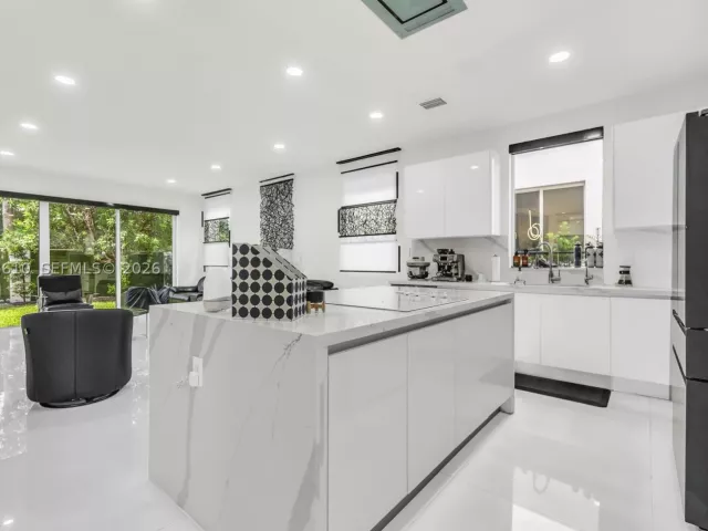 5-bedroom home for rent in Doral - 9730 NW 74th Ter - MondialRealty