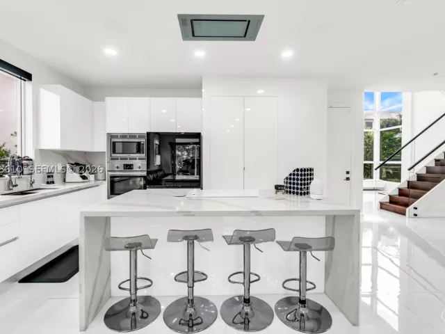 5-bedroom home for rent in Doral - 9730 NW 74th Ter - MondialRealty