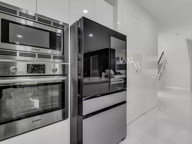 5-bedroom home for rent in Doral - 9730 NW 74th Ter - MondialRealty