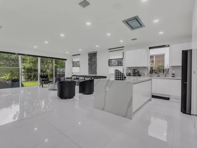 5-bedroom home for rent in Doral - 9730 NW 74th Ter - MondialRealty