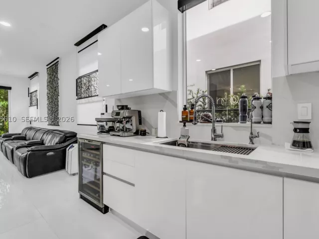 5-bedroom home for rent in Doral - 9730 NW 74th Ter - MondialRealty