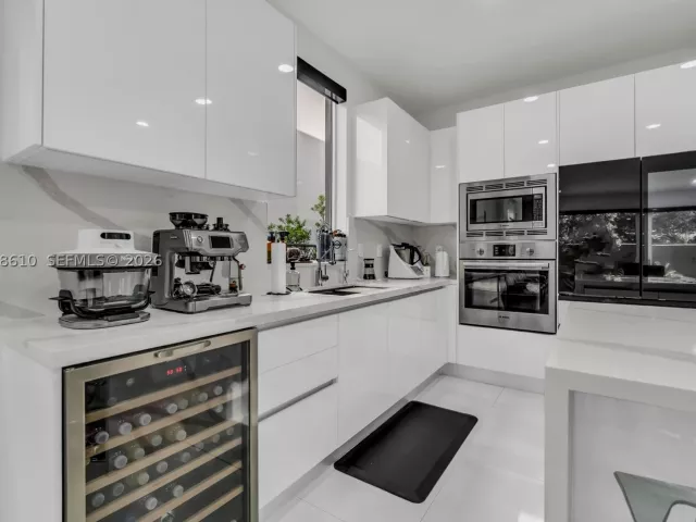 5-bedroom home for rent in Doral - 9730 NW 74th Ter - MondialRealty