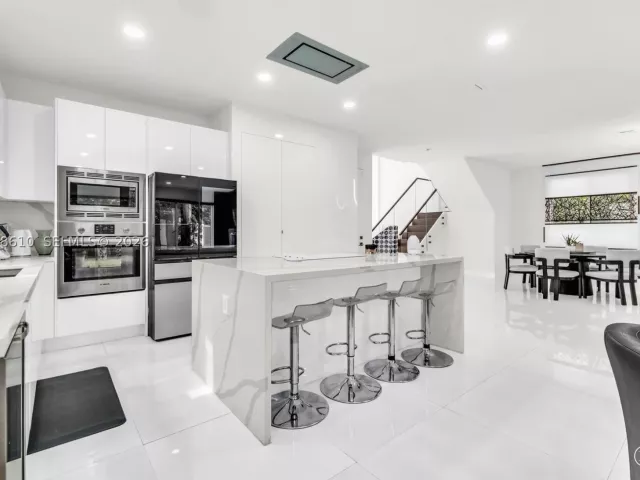 5-bedroom home for rent in Doral - 9730 NW 74th Ter - MondialRealty