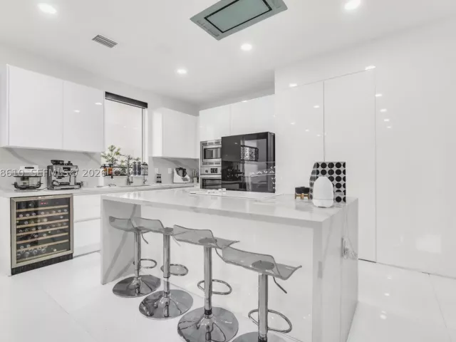 5-bedroom home for rent in Doral - 9730 NW 74th Ter - MondialRealty