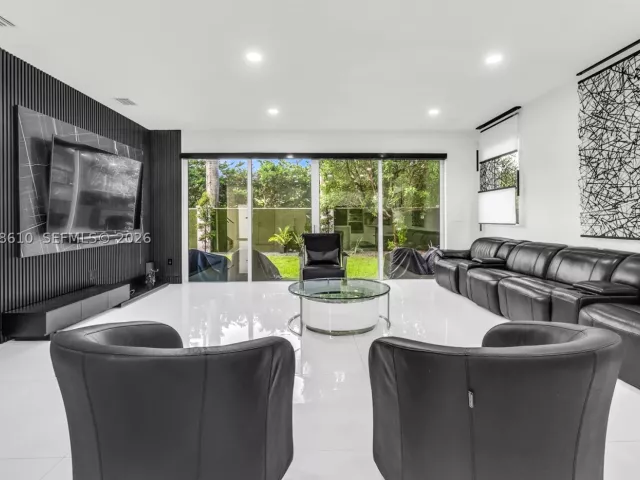 5-bedroom home for rent in Doral - 9730 NW 74th Ter - MondialRealty