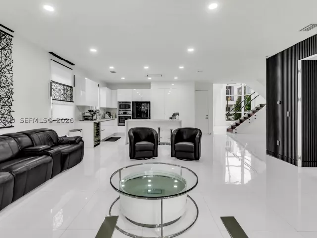 5-bedroom home for rent in Doral - 9730 NW 74th Ter - MondialRealty