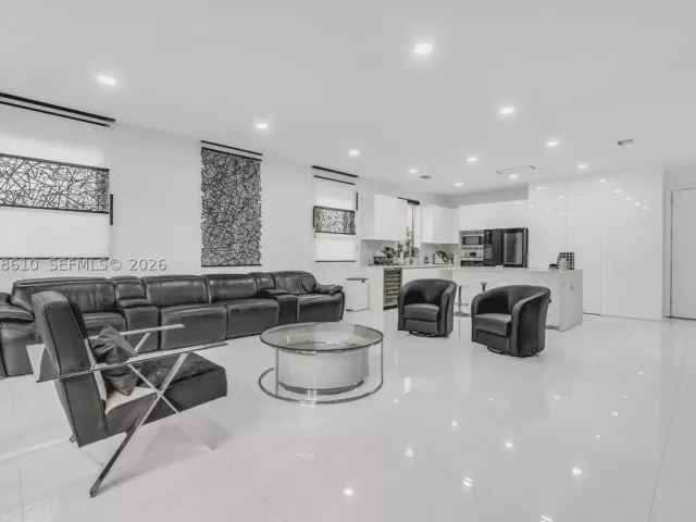 5-bedroom home for rent in Doral - 9730 NW 74th Ter - MondialRealty