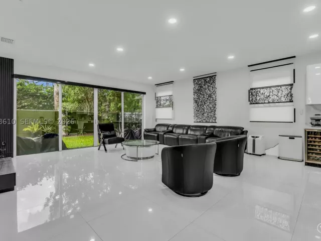 5-bedroom home for rent in Doral - 9730 NW 74th Ter - MondialRealty