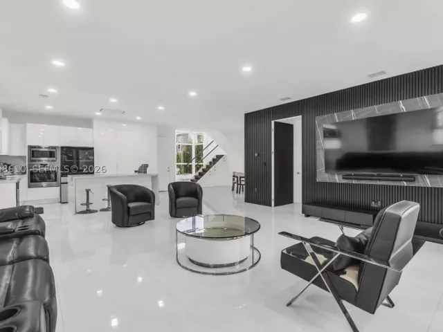 5-bedroom home for rent in Doral - 9730 NW 74th Ter - MondialRealty