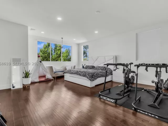 5-bedroom home for rent in Doral - 9730 NW 74th Ter - MondialRealty