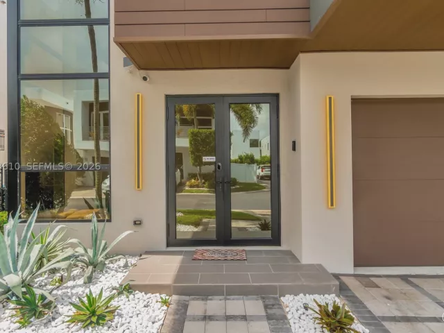 5-bedroom home for rent in Doral - 9730 NW 74th Ter - MondialRealty
