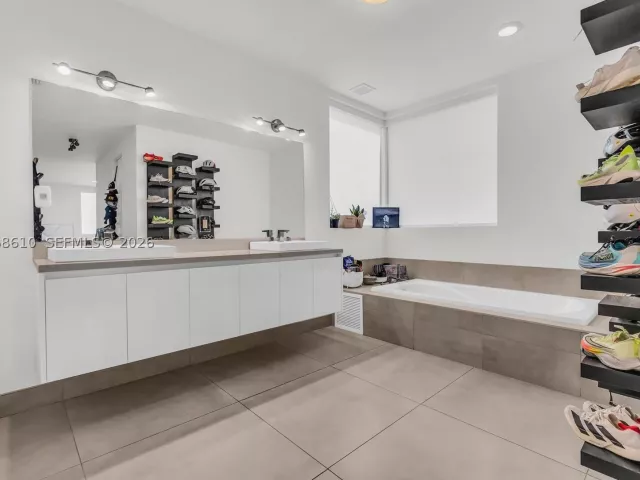 5-bedroom home for rent in Doral - 9730 NW 74th Ter - MondialRealty