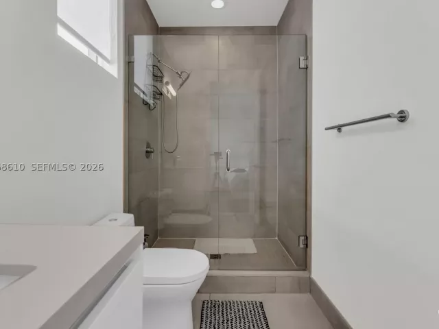 5-bedroom home for rent in Doral - 9730 NW 74th Ter - MondialRealty
