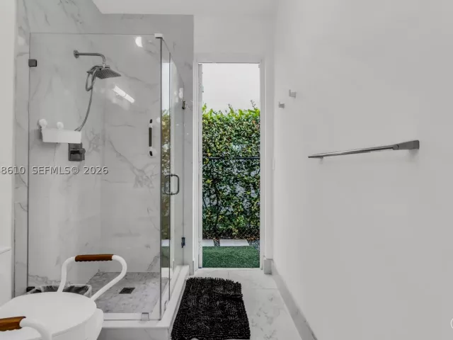 5-bedroom home for rent in Doral - 9730 NW 74th Ter - MondialRealty