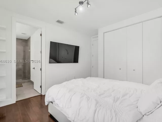 5-bedroom home for rent in Doral - 9730 NW 74th Ter - MondialRealty