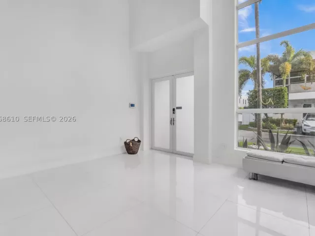 5-bedroom home for rent in Doral - 9730 NW 74th Ter - MondialRealty