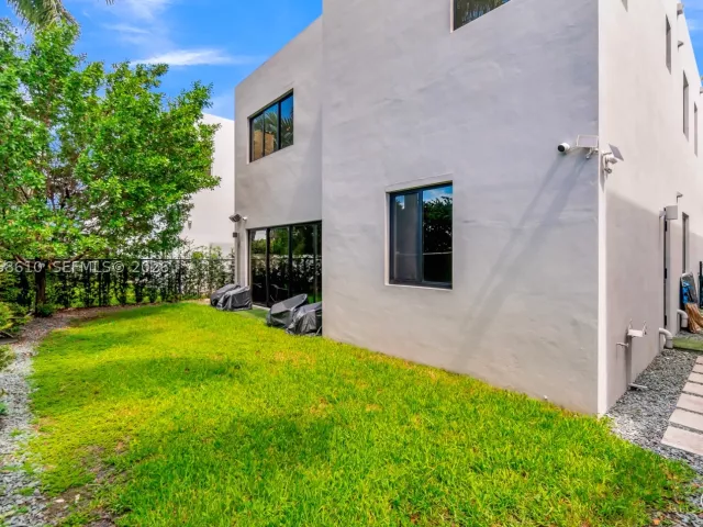 5-bedroom home for rent in Doral - 9730 NW 74th Ter - MondialRealty