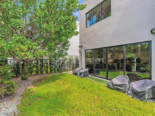 5-bedroom home for rent in Doral - 9730 NW 74th Ter - MondialRealty